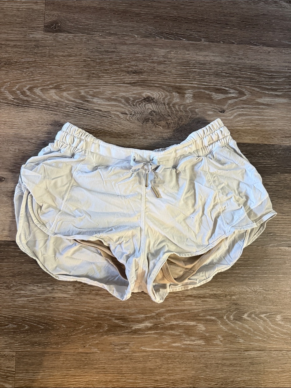 lululemon athletica women's light cream running shorts